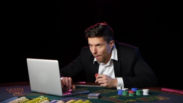 Hombre jugando casino en línea